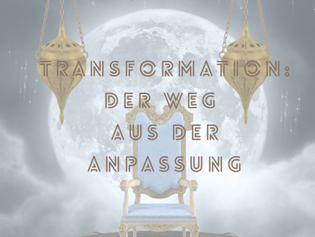 Ornamentierter Stuhl vor einem grossen Mond mit der Aufschrift „Transformation: Der Weg aus der Anpassung“