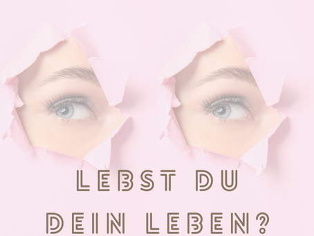 Zwei Augen blicken durch zerrissenes rosa Papier mit der Aufschrift „Lebst du dein Leben?“