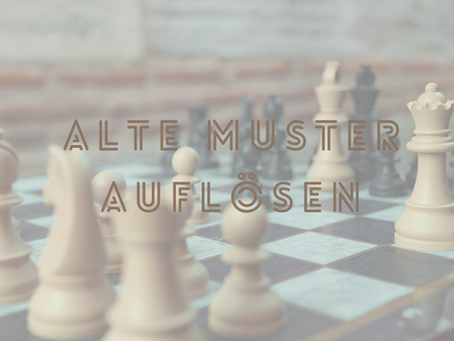 Schachfiguren auf einem Schachbrett mit der Aufschrift „Alte Muster auflösen“