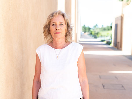 Franziska Gillmann in weissem Oberteil vor heller Architektur im Freien