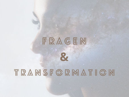 Seitliches Frauenporträt mit kosmischem Hintergrund und der Aufschrift „Fragen & Transformation“