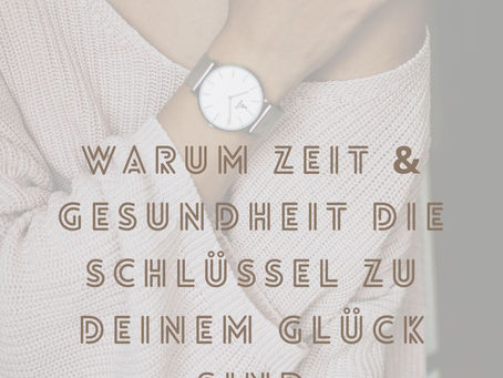 Frau mit Armbanduhr und hellem Pullover mit der Aufschrift „Warum Zeit & Gesundheit die Schlüssel zu deinem Glück sind“