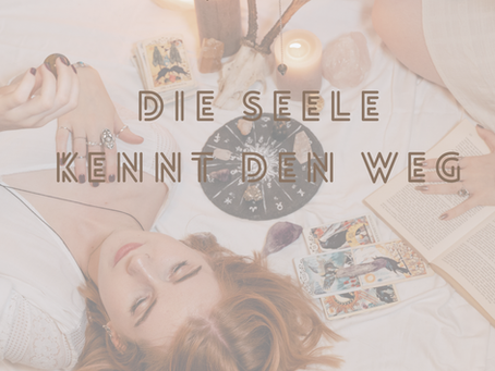 Frau zwischen Tarotkarten, Kristallen und Pendel mit der Aufschrift „Die Seele kennt den Weg“