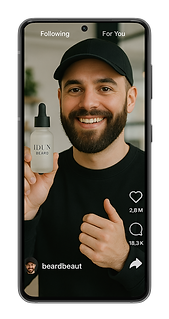 Manlig influenser på social media med iduns produkter.