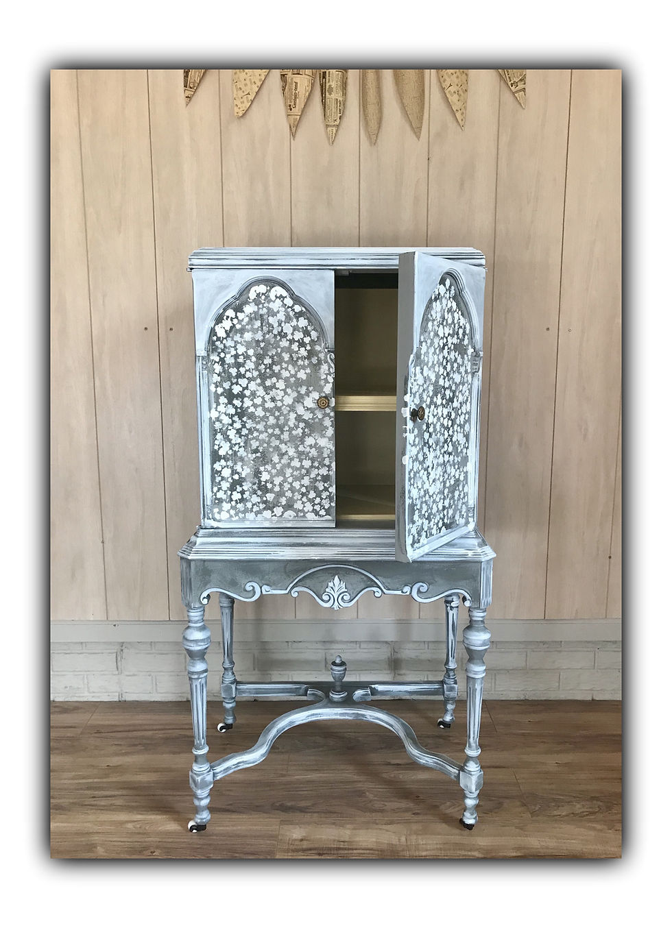 Thumbnail: Whimsical radio cabinet