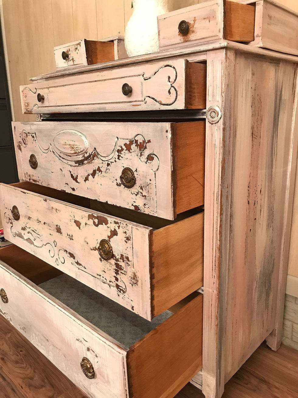Thumbnail: Antique dresser trend setter