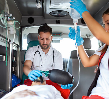 vista-interior-ambulancia-trabajadores-uniformados-servicios-emergencia-que-cuidan-al-paci