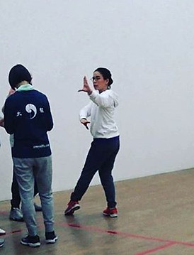 八卦掌__八卦掌是著名的內家拳術,以掌法和步法的變換轉行為中心。它以擺扣步走轉為