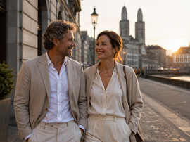Elegantes Paar um die 40 beim Spaziergang durch Zürich nach einem Date – Symbol für neue Beziehungen, sexuelle Gesundheit und STI-Prävention.