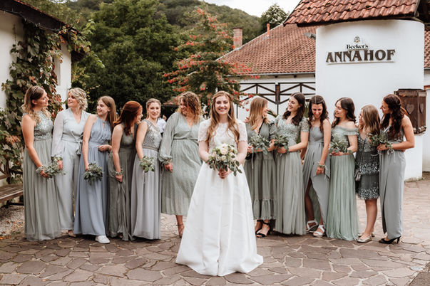 Annahof Braut und Brautjungfern.jpg