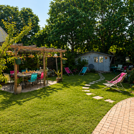 Table dressée pour le petit-déjeuner dans le jardin de Ty’Sacha