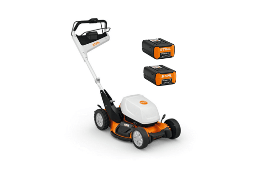 Tondeuse à gazon sans fil STIHL blanche et orange avec deux batteries.