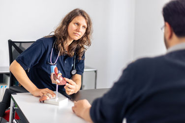 Dr. Adam im Patientengespräch im MVZ in Saarbrücken, St. Arnual