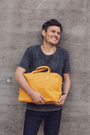Model mit MAGGIE.B Tasche