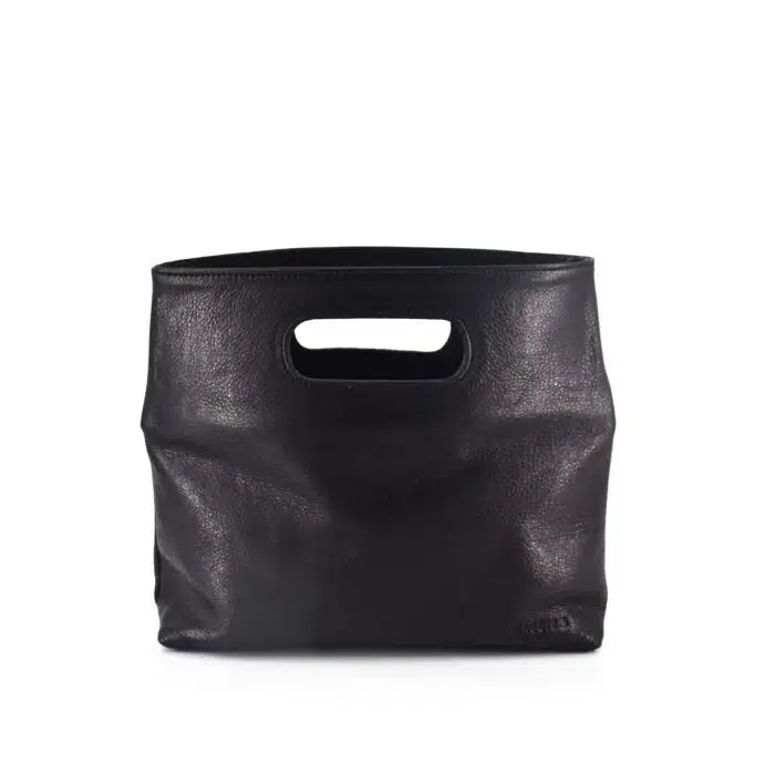 Schwarze  Handtasche mit Griff. aus Leder, quadratische Form, stilvoll und CLASSY von vorne fotografiert.