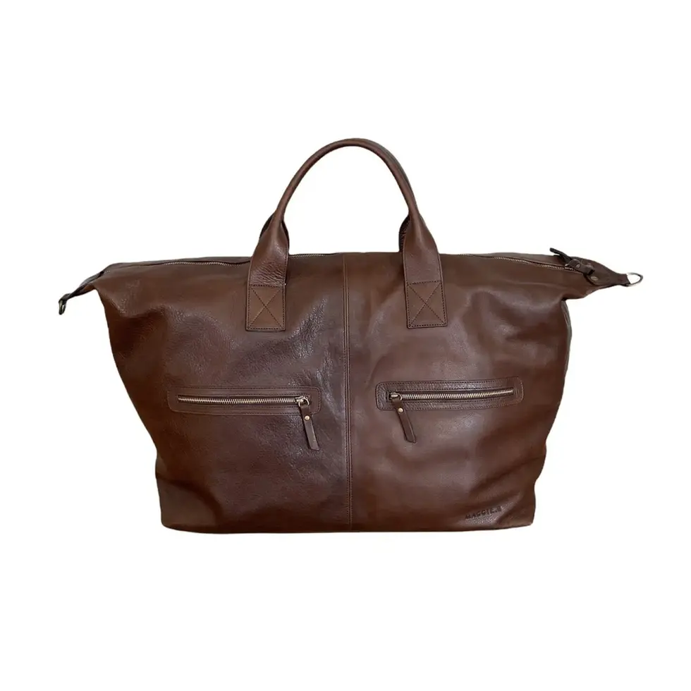 Braune Lederhandtasche mit zwei Reißverschlusstaschen, Reisegepäck, Stil und Mode.