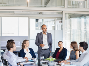 השפעה ללא סמכות פורמלית: כיצד להניע צוותים בהצלחה