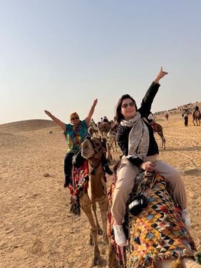 Viajeras de TRM disfrutando un paseo en camello