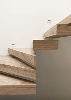 dettaglio scala acciaio legno pie d'oca parquet design architetto ticino