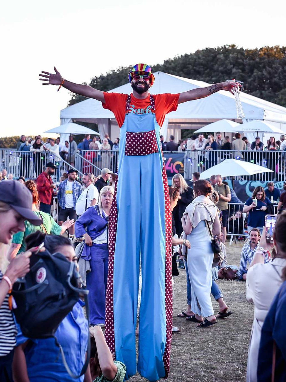 picture of the crowd at south ocean festival with a man entertaining on stilts