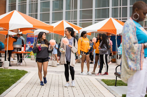 Estudiantes de UT caminando por el campus square.