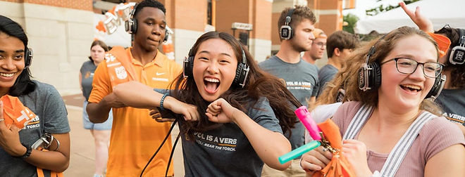Estudiantes de la Universidad de Tennessee compartiendo un momento en el campus.
