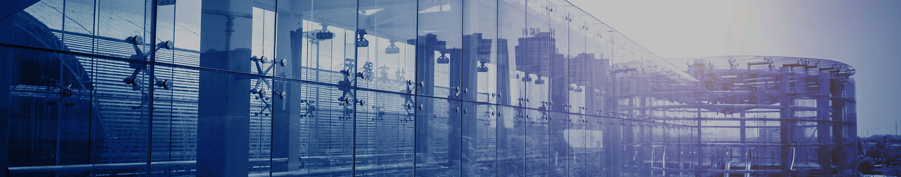 puente-peatonal-contra-el-cielo-azul_edi