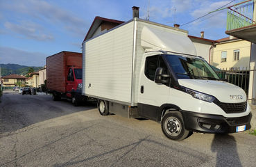 Bianco camion trasporto merci con rimorchio, vista strada, Eb Traslochi.