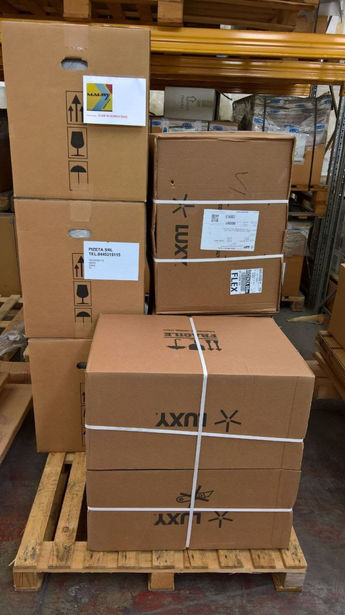 Scatole di cartone impilate su un pallet in magazzino;