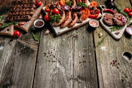 195554356-menu-grillades-assortiment-de-viandes-grillées-de-savoureux-en-cas-barbecue-avec