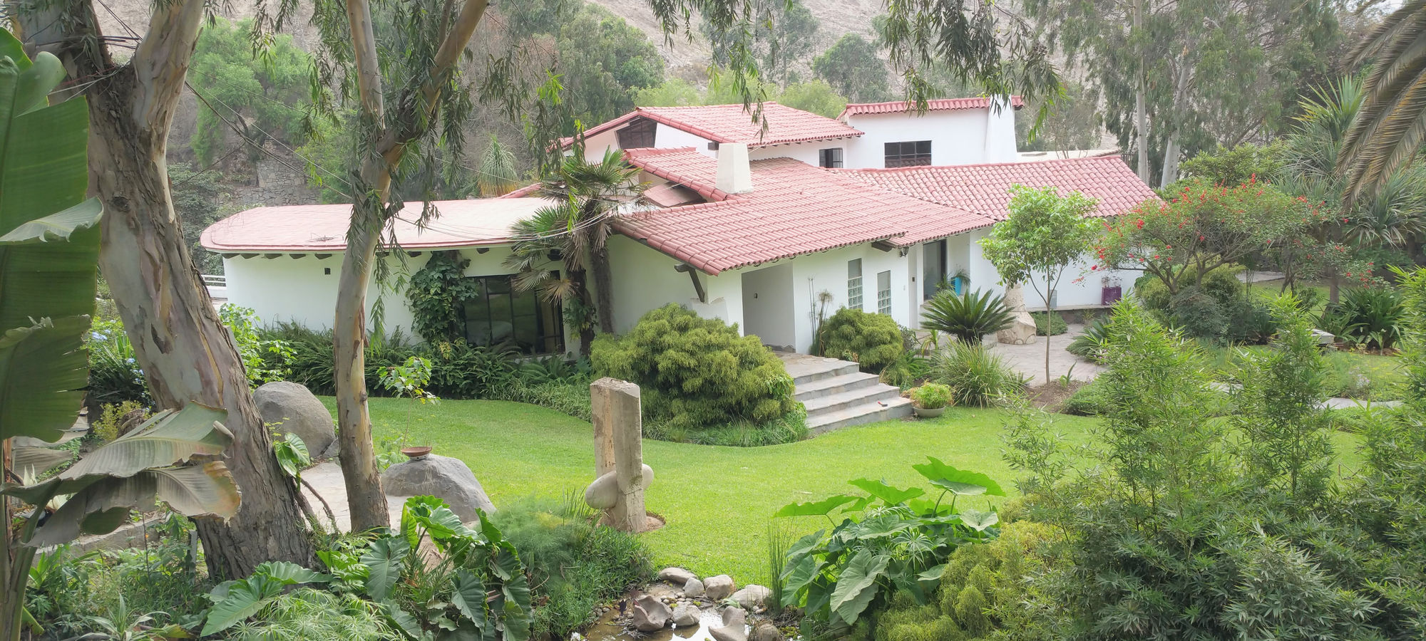 Villa Laureles 800: 7.000 m² con piscinas, jardines feng shui y bungalows.