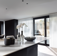 Decoshade toegepast in een modern interieur met zachte lichtfiltering