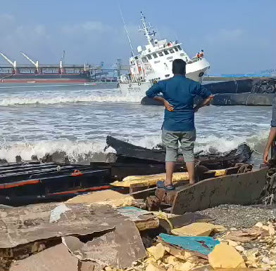 November 2024 - Re-floating of a Defence Vessel in South Asia