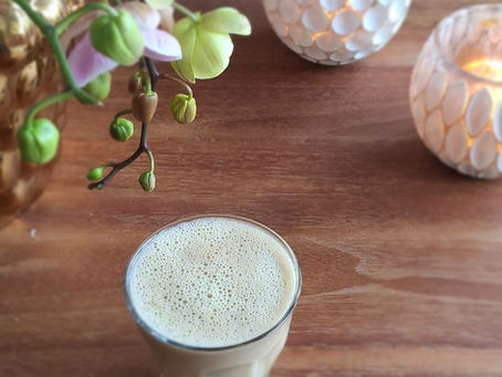 Golden Dirty Chai Latte, een warm, spicy welnessdrankje om je dag goed mee te beginnen.