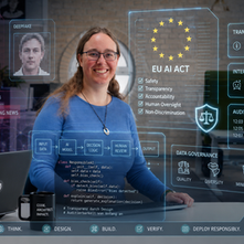 Lächelnde Frau am Laptop im Büro, umgeben von KI-Ethik-Overlays wie EU AI Act, Bias Detected und Transparency.