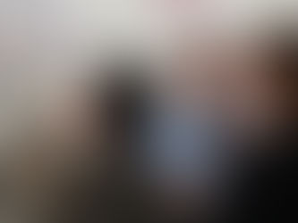 Drei Crew Member diskutieren vor einem Whiteboard.