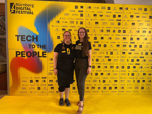 Crew Member Cornelia und Jenny auf der Opening Night des NUEDIGITAL Festival 2025.