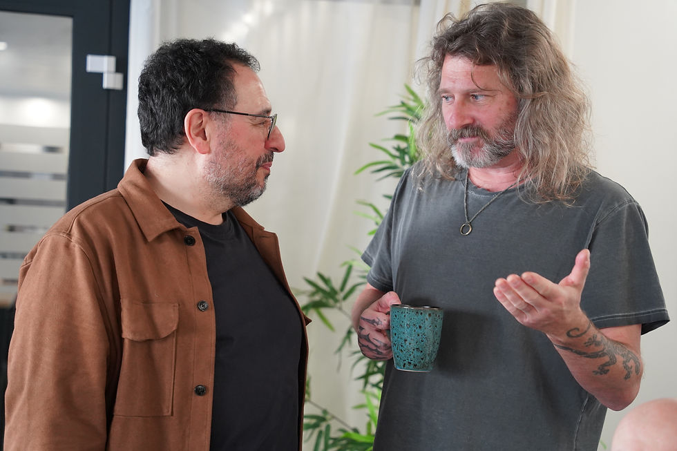 Zwei Crew Member stehen nebeneinander und diskutieren angeregt.