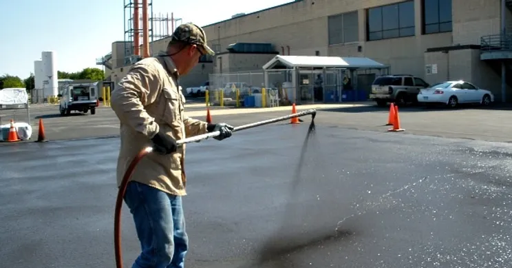 Parking lot sealing work done by Discount pothole and sealing team in Richmond Hill