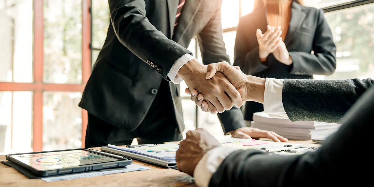 empresarios-apertando-as-maos-terminando-de-conhecer-o-conceito-de-fusao-e-aquisicao-de-fe