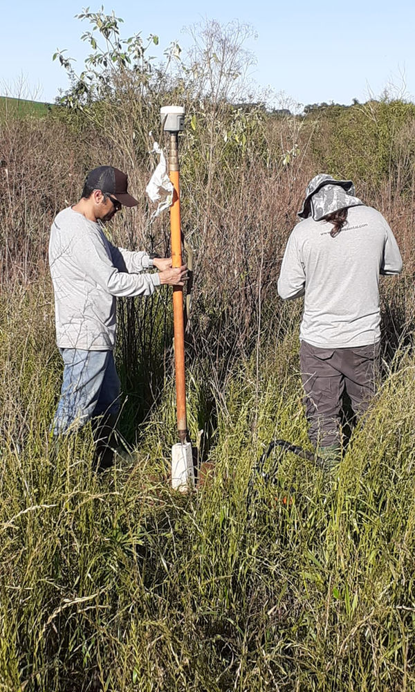 Trabalho de topografia em propriedade rural