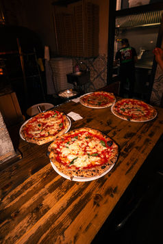 Super Bro's - Foodfotografie - 4 Pizzen auf Tresen