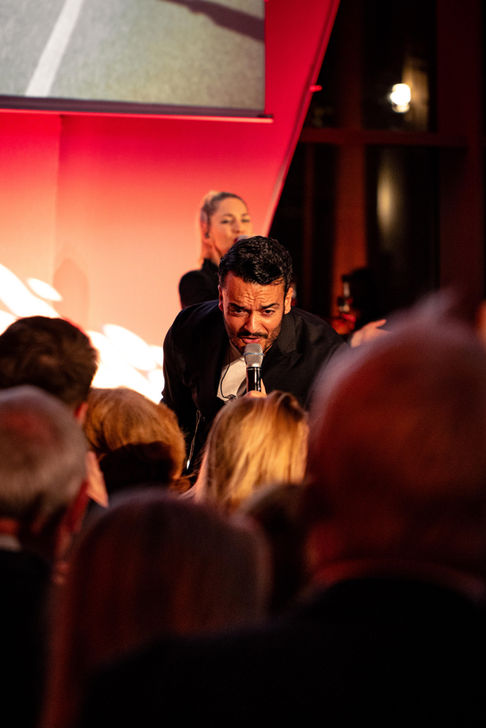 Eventaufnehme von einer Gala in Bad Nauheim, zu sehen ist hier 
Giovanni Zarrella, wie er zu einem fan singt 