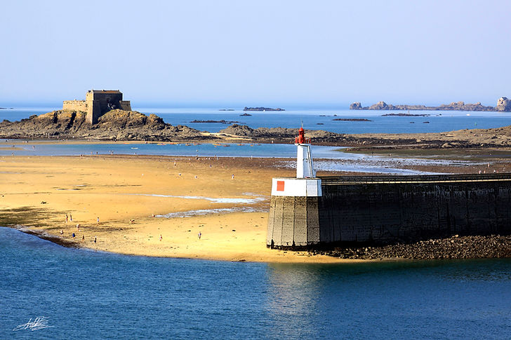 Pendant les grandes marees a saint malo le mole devoile un spectacle magnifique et unique.