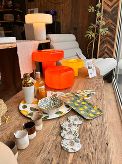 table_de_salon_et_decoration_coloree