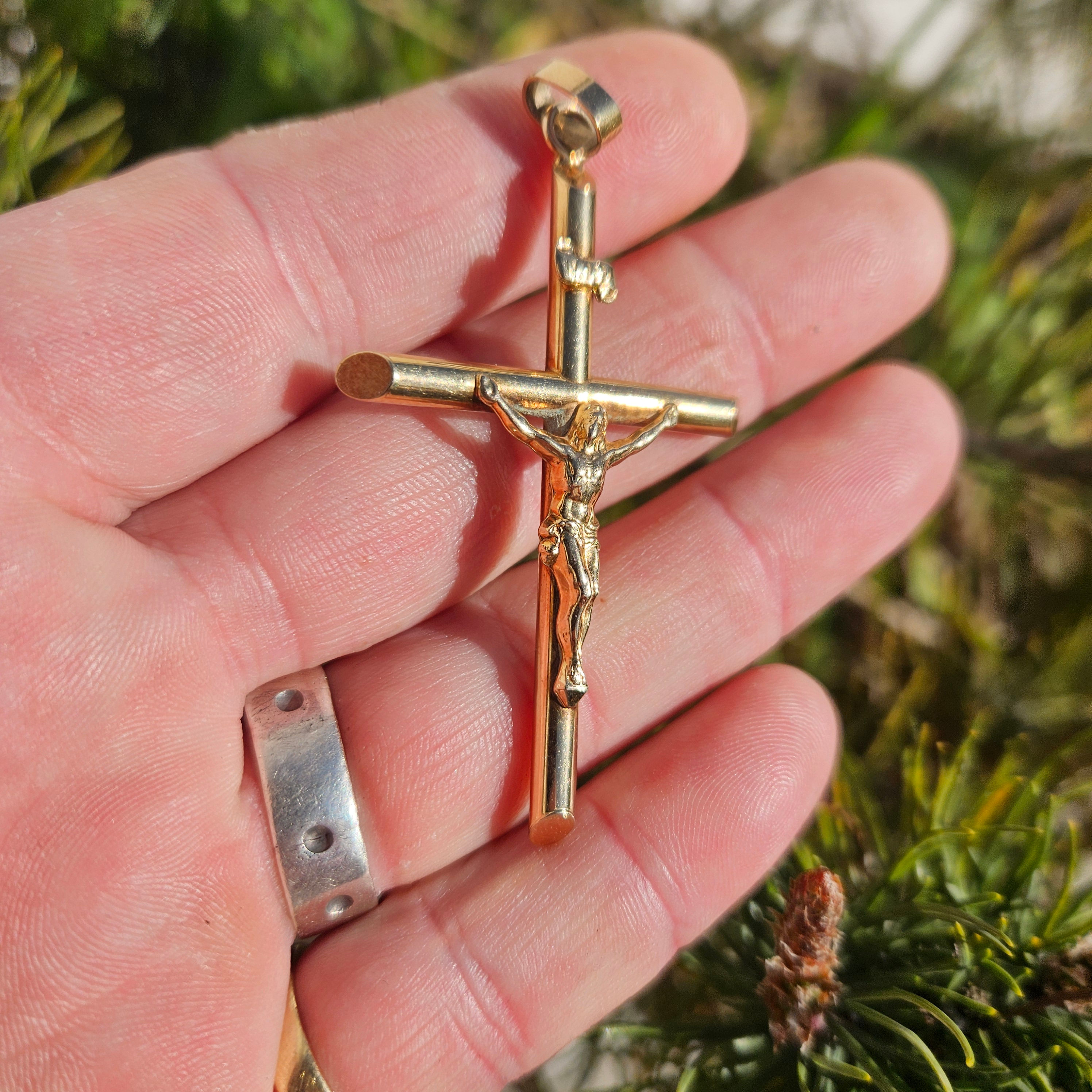 Large 9ct Crucifix 