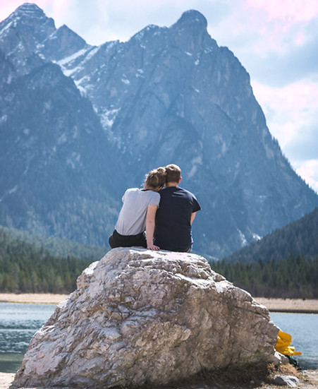 Couple romantique profitant de la vue