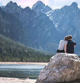 Pareja romántica disfrutando de la vista