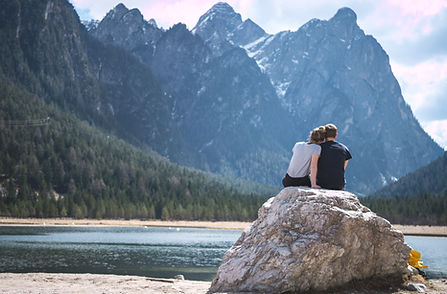Couple romantique profitant de la vue
