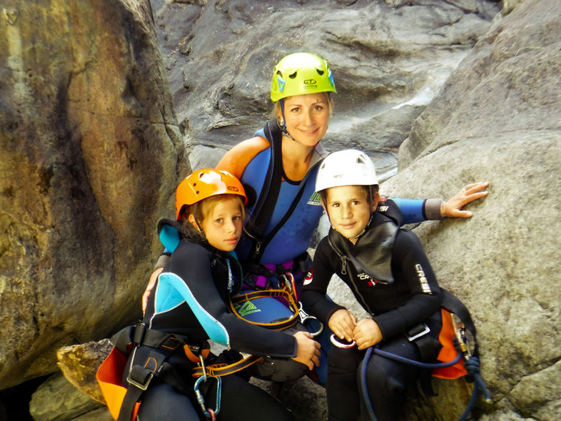 una famiglia con bambini che fa canyoning nel torrente Chalamy a Champdepraz